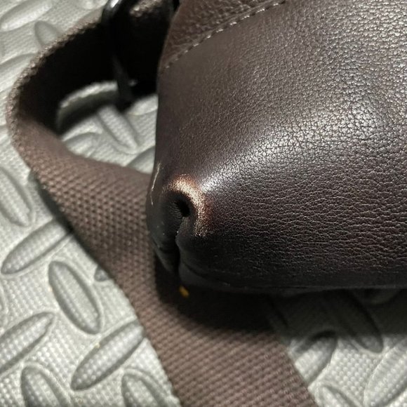 SOLD - Kenneth Cole Reaction Men's Leather Crossbody Bag - Picture 10 of 10